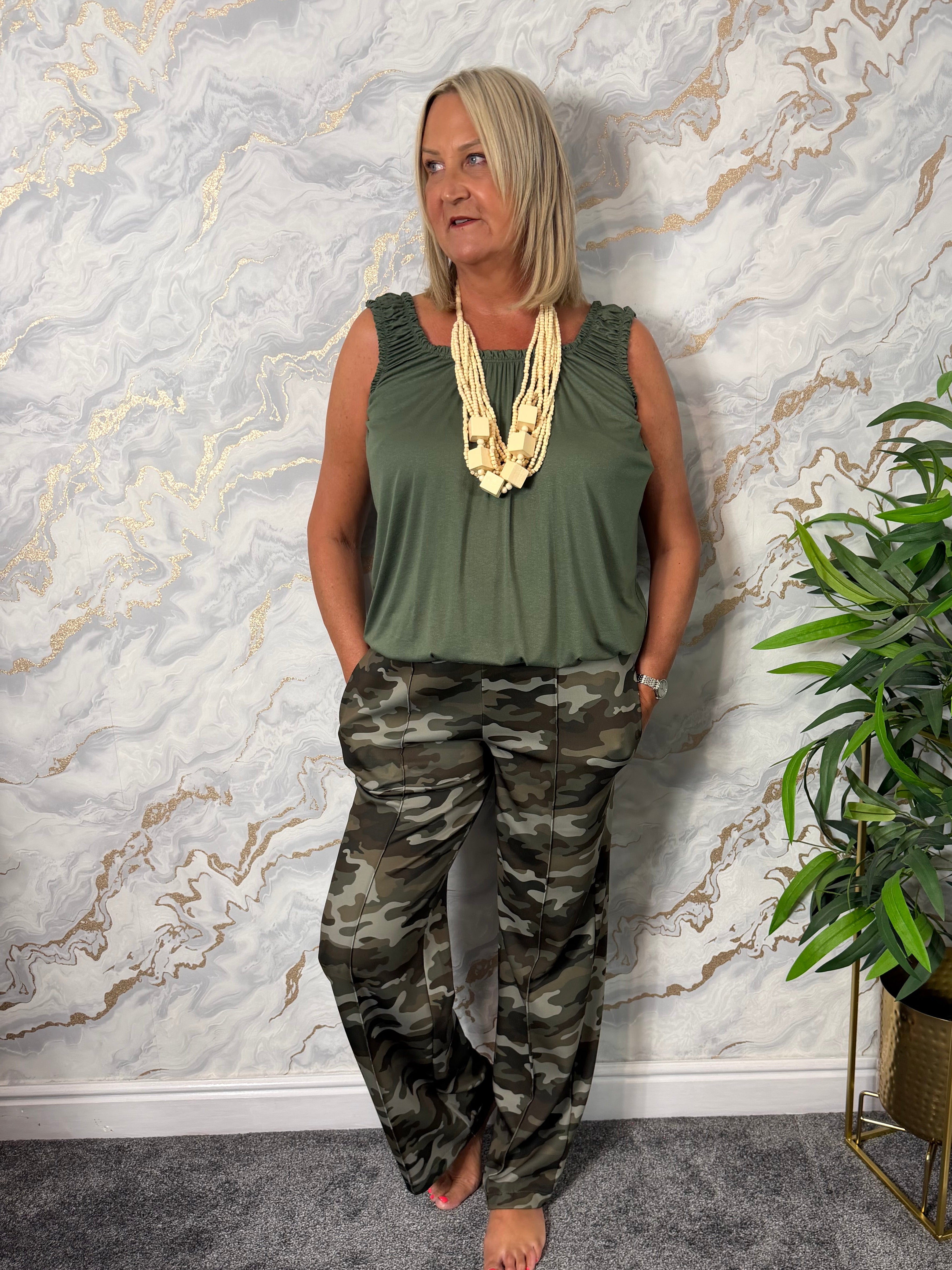 Elasticated bottom vest